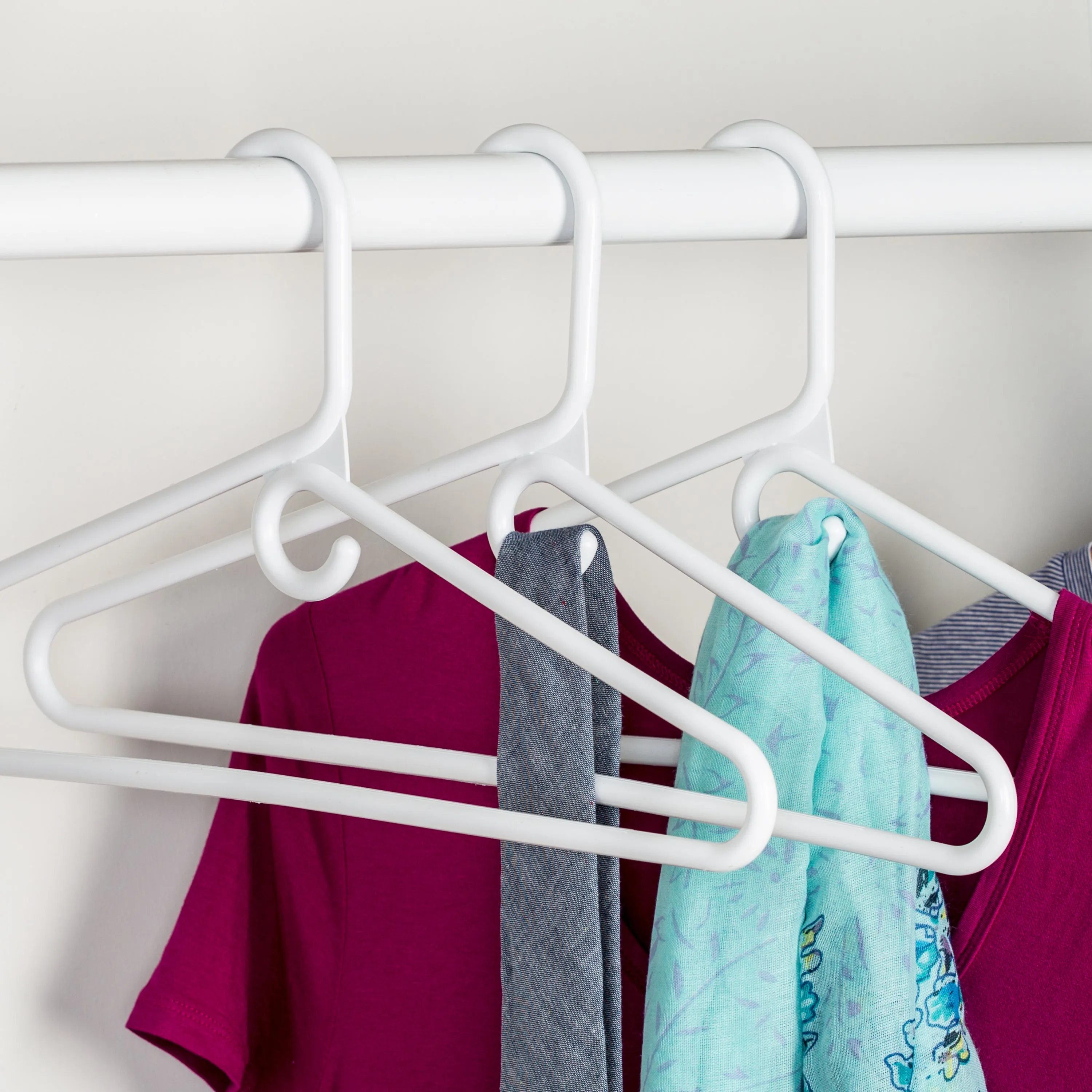 White Plastic Heavy-Duty Shirt Hangers (18-Pack)